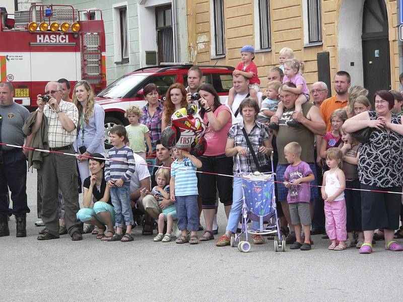 Ukázka hasičského zásahu vyprošťování osob z havarovaných aut.