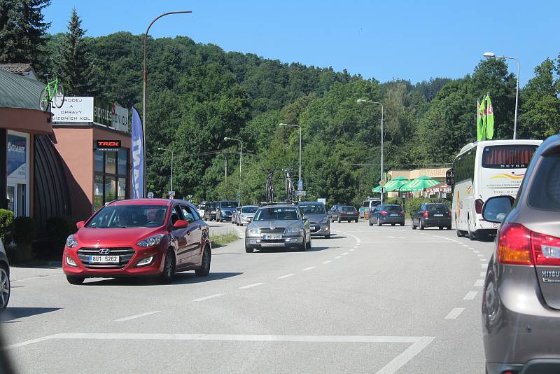 V sobotu dopoledne byl Krumlov ucpán z obou stran.