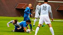 Fotbalisté Frymburku (v modrém) zdolali Dolní Dvořiště 2:0 a po šesti kolech jim patří druhá příčka tabulky I.B třídy sk. A.