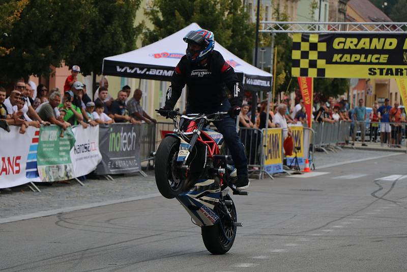 Grand Prix Kaplice otevřel motocyklový kaskadér Martin Krátký který předvedl své mistrovství v sedle Yamahy a MZ.