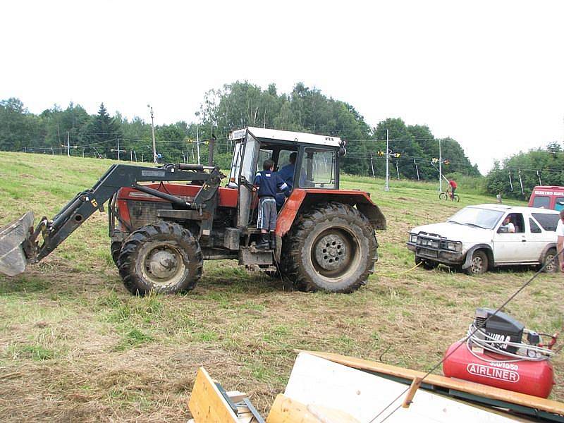 Rozbahněné svahy sjezdovky nezvládaly ani otrlé vozy organizátorů, pomoci musel traktor.