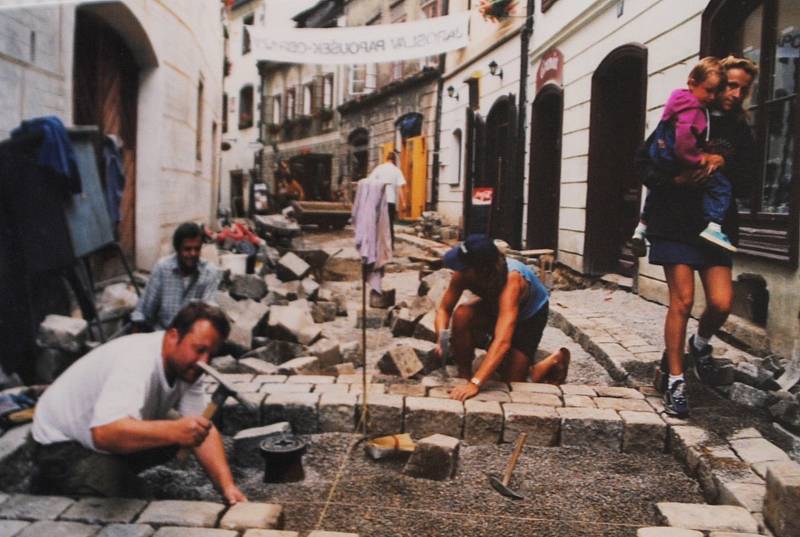 Český Krumlov v roce 1998. Zádlažba Dlouhé ulice před galerií R.