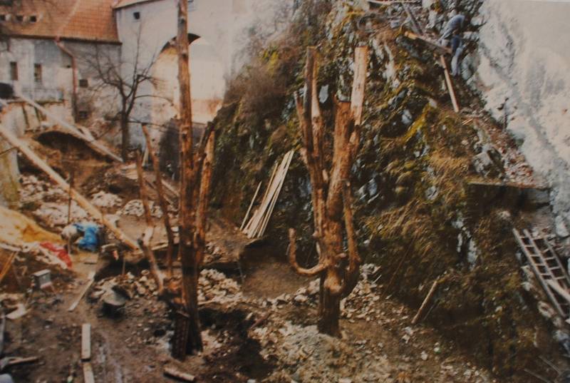Český Krumlov v roce 1999. Terénní práce v části medvědária pod věží.