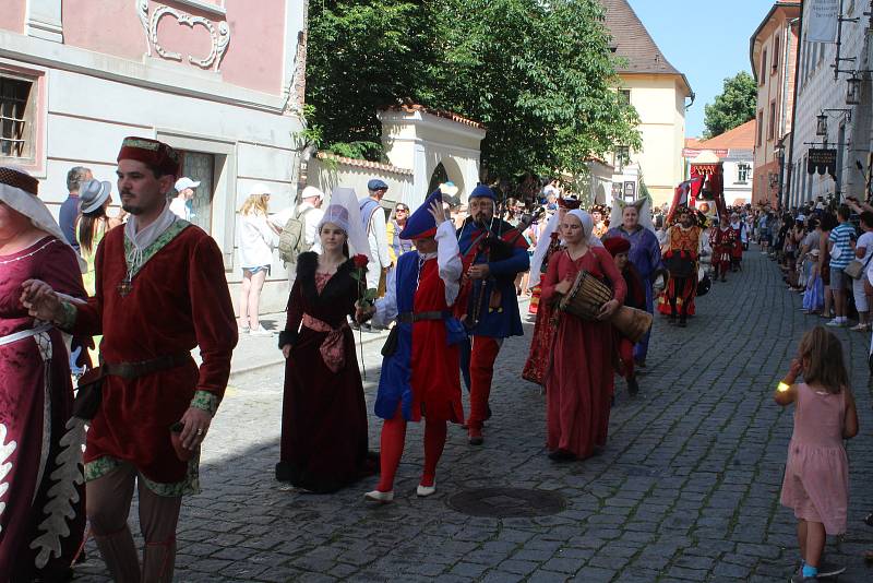 K jedněm z vrcholů Slavností pětilisté růže v Českém Krumlově patřil tradičně sobotní hlavní kostýmovaný průvod ulicemi města.