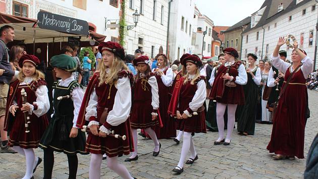 Krásnou podívanou opět návštěvníkům Krumlova připravil hlavní kostýmovaný průvod Slavností pětilisté růže.