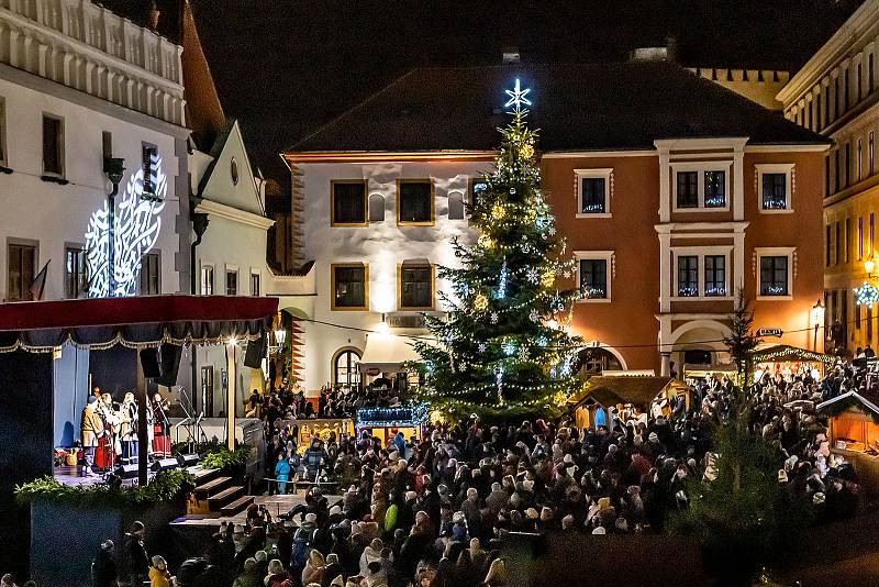 První adventní neděle a rozsvícení stromu na krumlovském náměstí.