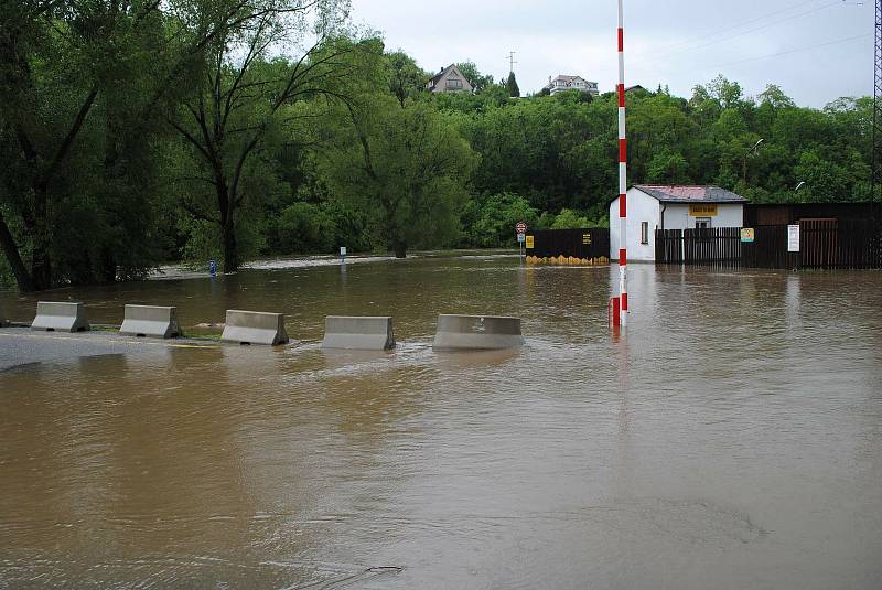 Povodně v Českém Krumlově v roce 2013. Ze břehů se vylila Polečnice, zahrozila i Vltava v centru. Pod vodou skončily hospodské zahrádky i auta.