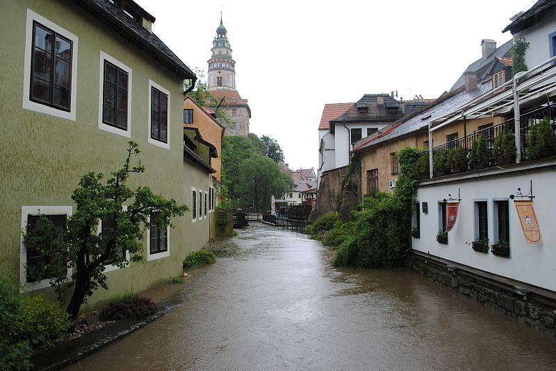 Povodně v Českém Krumlově v roce 2013. Ze břehů se vylila Polečnice, zahrozila i Vltava v centru. Pod vodou skončily hospodské zahrádky i auta.