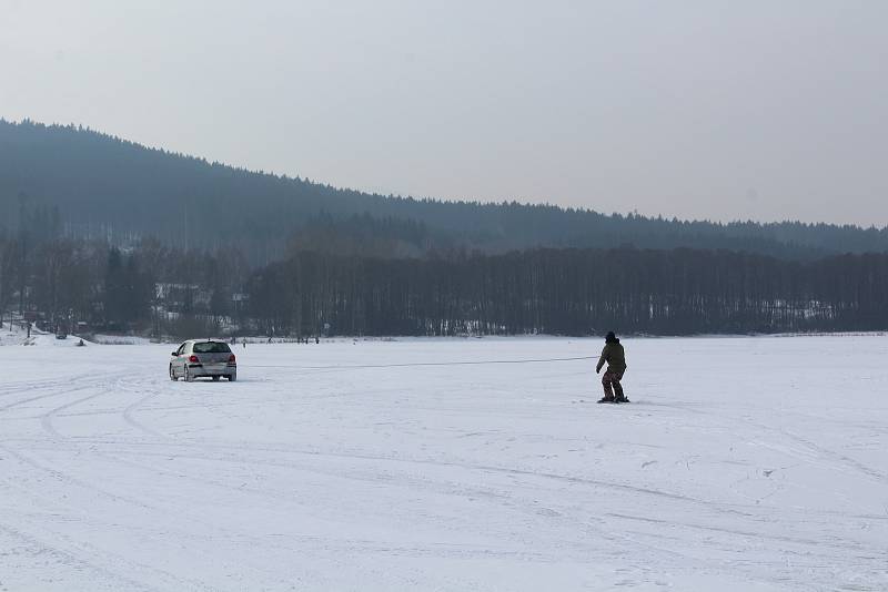 O víkendu v Horní Plané jezdilo přes zamrzlé Lipno jednou auto za druhým.