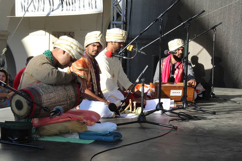 Exotický folklór zavál z představení souboru Dr. Swarnamalya Ganesh Sri Neelothpalam z Indie.