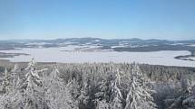 Pohled z Vítkova Hrádku na zamrzlé Lipno.