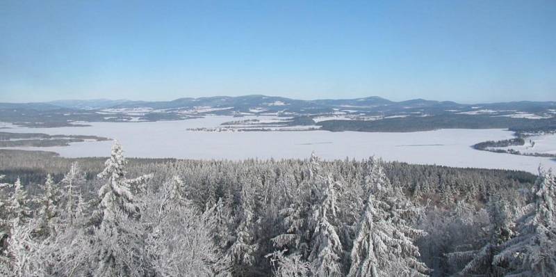 Pohled z Vítkova Hrádku na zamrzlé Lipno.