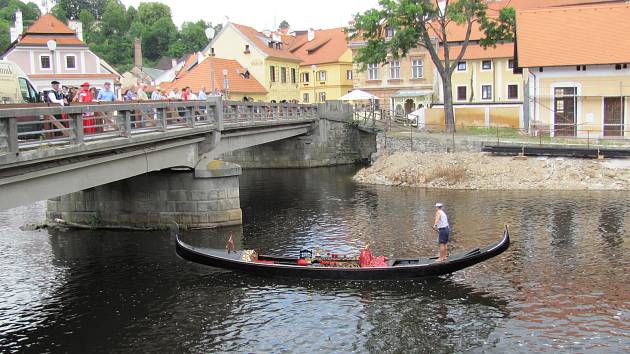 Benátskou gondolu i s jejím gondoliérem Petrem Žabou na Vltavu v Krumlově spustil jeřáb z Benešova mostu.