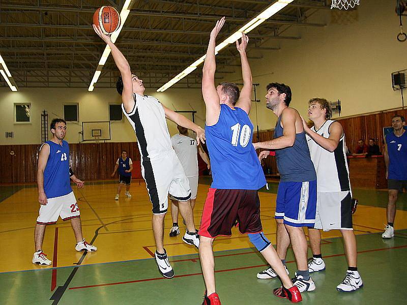 Basketbalové utkání sdruženého okresního přeboru mužů / SKB Český Krumlov - TJ Spartak Kaplice B 47:59.