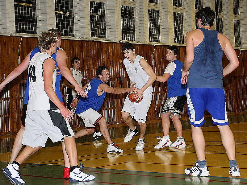 Basketbalové utkání sdruženého okresního přeboru mužů / SKB Český Krumlov - TJ Spartak Kaplice B 47:59.