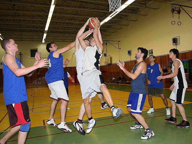 Basketbalové utkání sdruženého okresního přeboru mužů / SKB Český Krumlov - TJ Spartak Kaplice B 47:59.