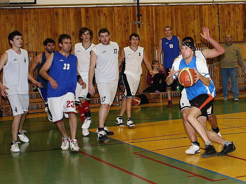 Basketbalové utkání sdruženého okresního přeboru mužů / SKB Český Krumlov - TJ Spartak Kaplice B 47:59.