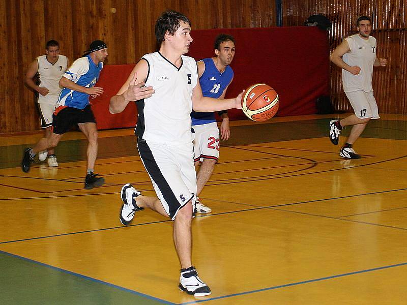 Basketbalové utkání sdruženého okresního přeboru mužů / SKB Český Krumlov - TJ Spartak Kaplice B 47:59.