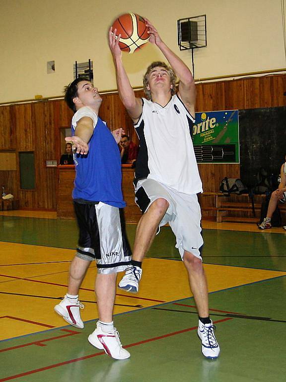 Basketbalové utkání sdruženého okresního přeboru mužů / SKB Český Krumlov - TJ Spartak Kaplice B 47:59.