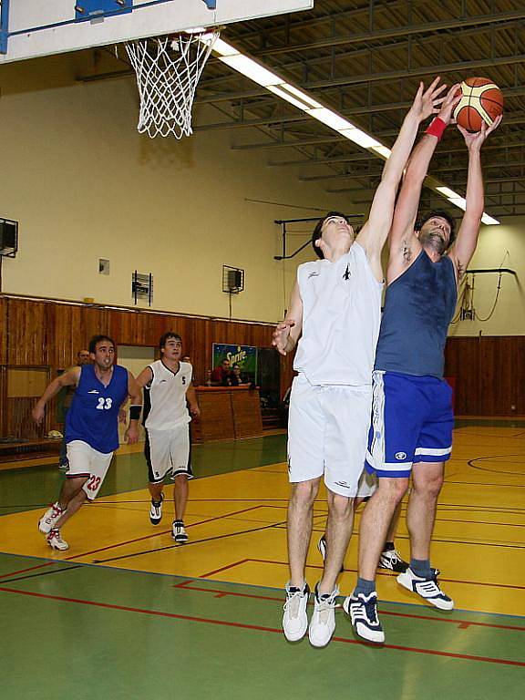 Basketbalové utkání sdruženého okresního přeboru mužů / SKB Český Krumlov - TJ Spartak Kaplice B 47:59.