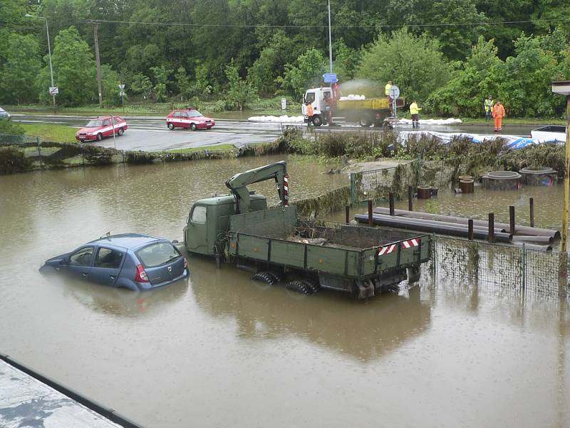 Areál ČEVAKu v pondělí dopoledne. I modré auto přinesla voda, ale to si včera majitel vyzvedl.