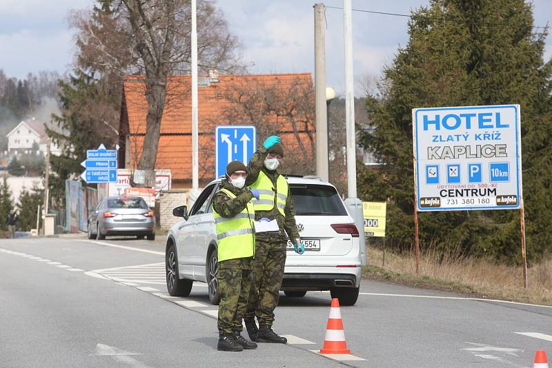 Na hranicích zastavují řidiče policisté. Ve spolupráci s vojáky a hasiči měří cestujícím teplotu a informují je o tom, co mají po příjezdu domů dělat.