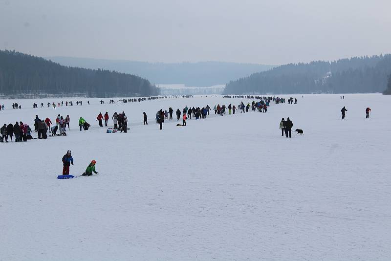 Tisíce lidí dorazily o víkendu zabruslit si na Lipno.