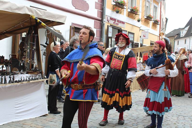 Hlavní kostýmovaný průvod prošel v sobotu historickým centrem Českého Krumlova.