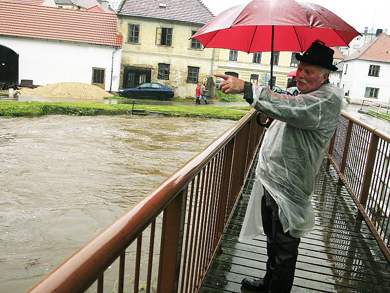 Velká voda se přihnala do Benešova nad Černou.