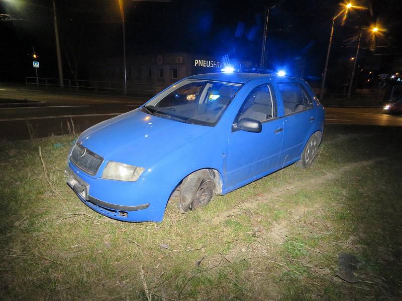 Opilý šofér, navíc se zákazem řízení, "zaparkoval" v dubnu 2019 svou fabii uprostřed kruhového objezdu v Českém Krumlově.