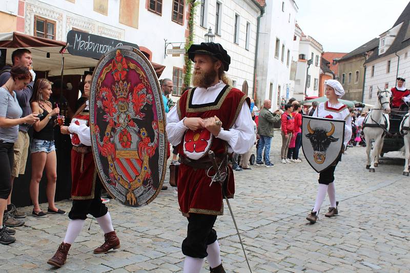 Krásnou podívanou opět návštěvníkům Krumlova připravil hlavní kostýmovaný průvod Slavností pětilisté růže.