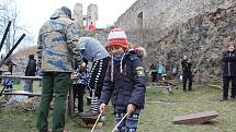 V neděli byla oficiálně zahájena sezóna na zřícenině Dívčí Kámen. Den plný zábavy s hrou o poklad, dílnami, střelbou z luku a kuše či školou žonglování  si užily stovky dětí i dospělých.