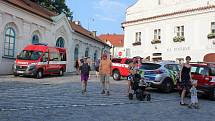 K požáru domku v Českém Krumlově se sjeli profesionální a dobrovolní hasiči z Českého Krumlova a hasiči z Větřní.