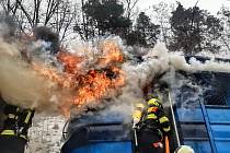 Hasiči v nepřístupném terénu likvidovali požár lokomotivy.