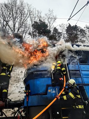 Hasiči v nepřístupném terénu likvidovali požár lokomotivy.