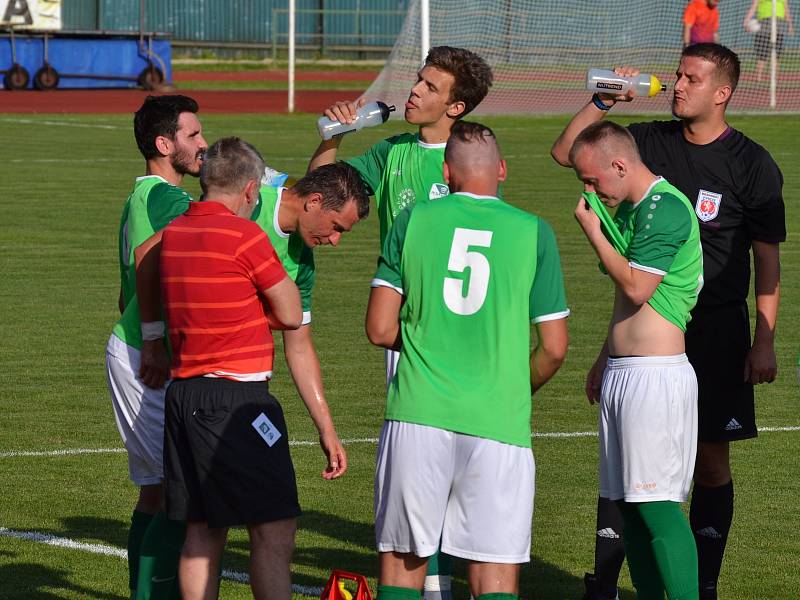 Ondrášovka KP – 30. kolo: FK Slavoj Český Krumlov (zelené dresy) – TJ Jiskra Třeboň 1:1 (0:1).