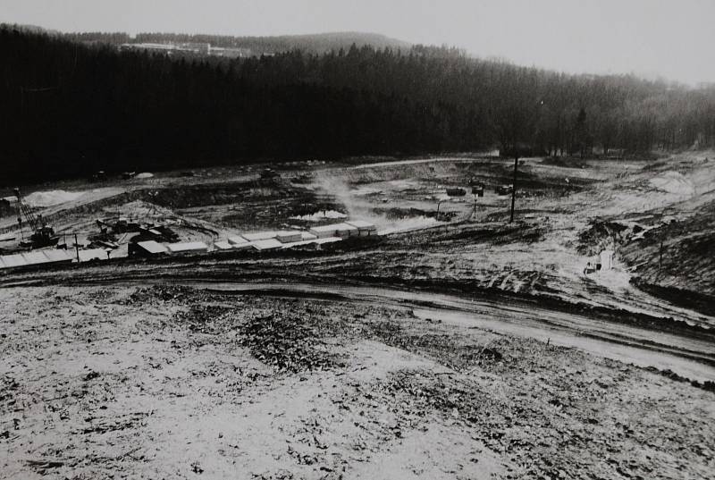 Český Krumlov v roce 1987. Stavba čistírny odpadních vod v Rozsypu.