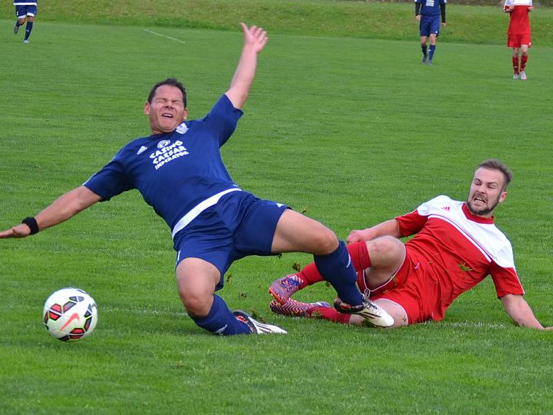 Okresní přebor muži - 16. kolo: FK Dolní Dvořiště (modré dresy) - Sokol Křemže 3:0 (1:0).