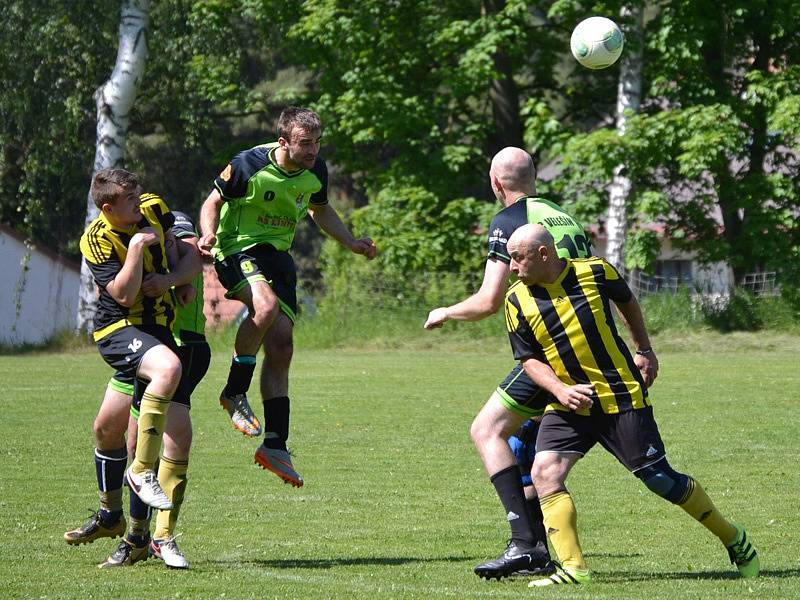 Okresní soutěž muži - 17. kolo: SK Holubov (žlutočerné dresy) - FC Velešín B 2:1 (1:0).