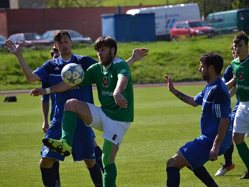 Dohrávka divize A - 23. kolo: FK Slavoj Český Krumlov (zelené dresy) - 1. FC Karlovy Vary 1:1 (1:0), na penalty 5:3.