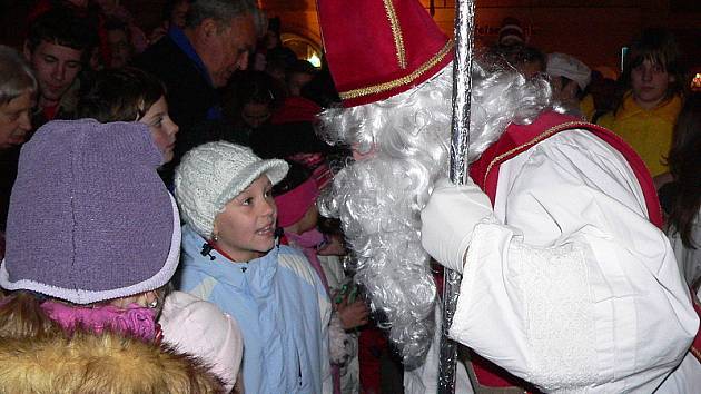 Svatý Mikuláš se svou družinou přijel v kočáře taženém koňmi na náměstí zcela zaplněné lidmi.