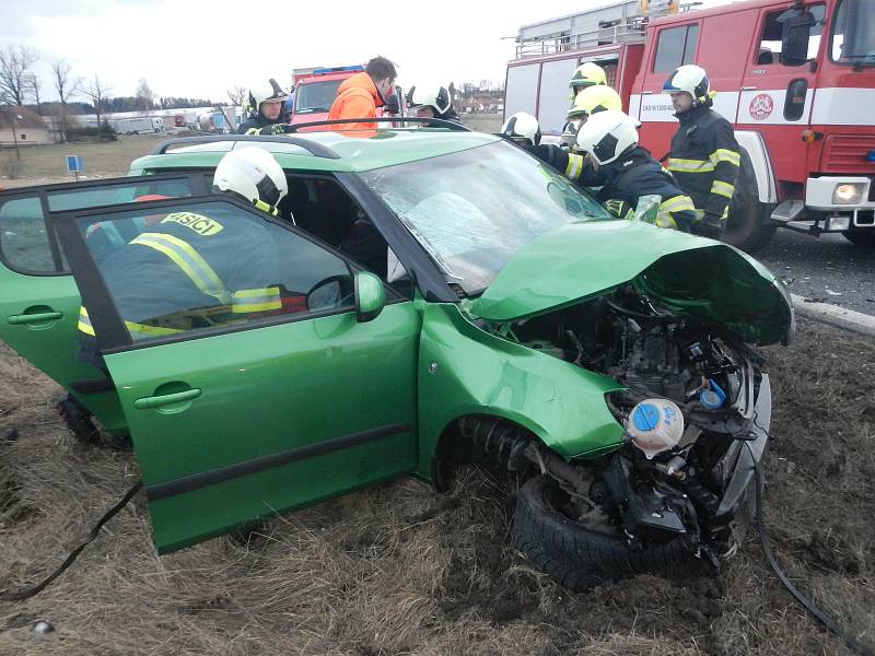 Při nehodě na silnici E 55 utrpěla šoférka osobního vozu zranění, hasiči ji museli z auta vyprošťovat.