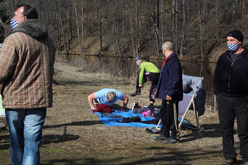 Otužilci ve Vyšším Brodě nenechali akci Covide, nezlob mě bez činu. A přidali i taneček.