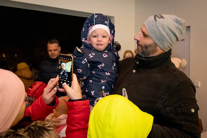 Mikulášská nadílka v Dolním Třeboníně na zahradě základní školy.