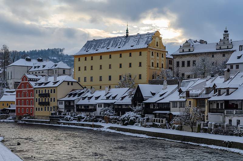 Zasněžený Český Krumlov v celé své kráse.