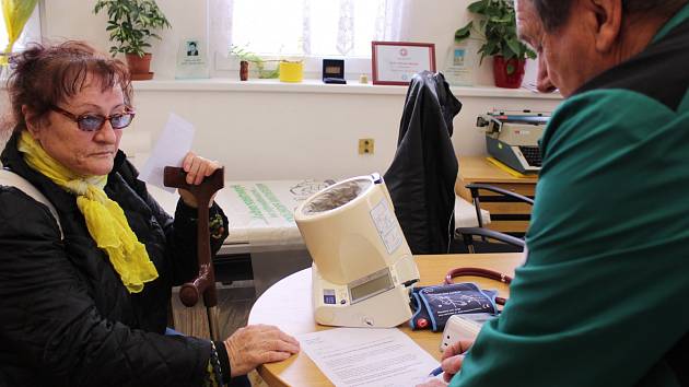 Pacienti Lékaře Miloslava Michka podepisují petici za zachování jeho ordinace.