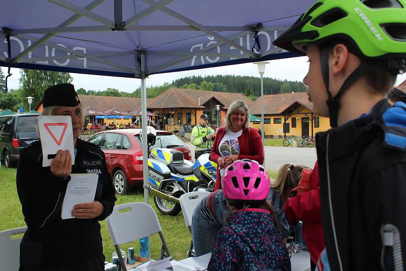 Preventivní akce policie a Týmu silniční bezpečnosti zaměřená na cyklisty v Přední Výtoni.