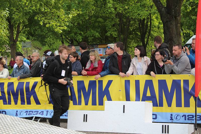 Sedmačtyřicátý ročník Rallye Český Krumlov byl v pátek odpoledne zahájen v Jelence.