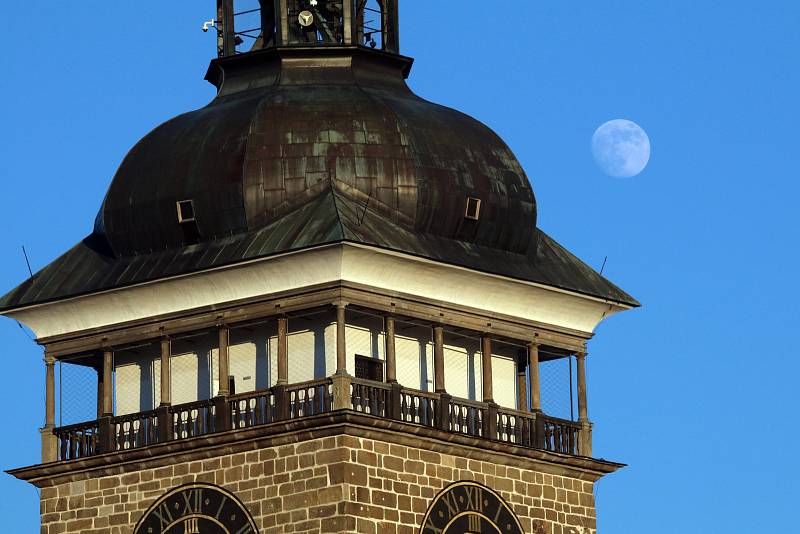 Nádheru Měsíce za denního světla obdivovali v neděli 16. ledna 2020 v Českých Budějovicích.