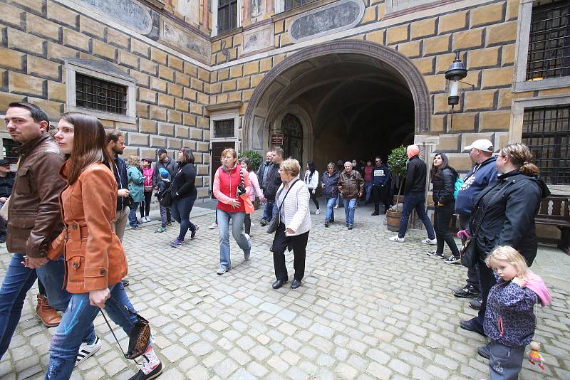 Český Krumlov se probouzí k životu. V sobotu ve dvě hodiny odpolende vyšel historický průvod z pátého zámeckého nádvoří. Zahájil tak kvůli Covidu-19 letos opožděnou sezónu.